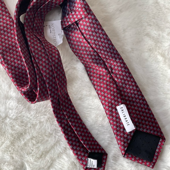 New with tags CALIBRATE MENS 100% SILK TIE CHECKERED RED(s) & SILVER ( grey) - Picture 3 of 5